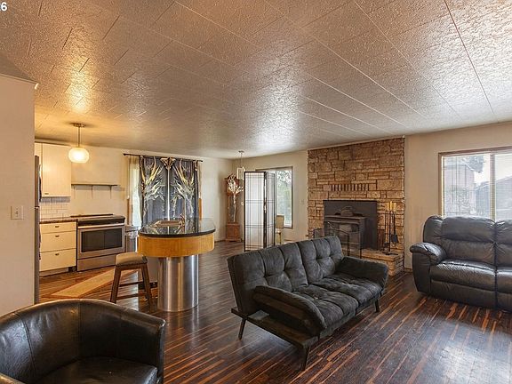 3rd image of 166 Burchett Rd