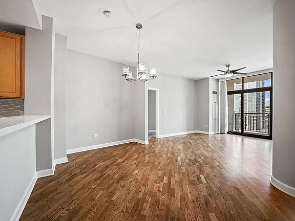 5th image of 1322 S Prairie Ave Unit 1405