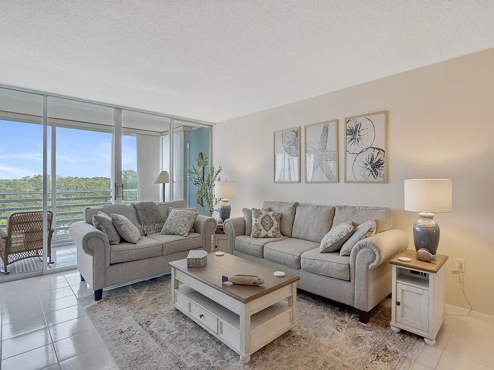 935 E Causeway Blvd #408