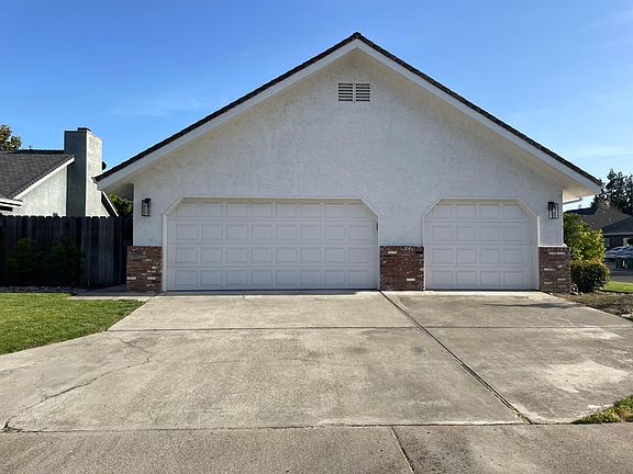 3rd image of 900 Interlaken Dr