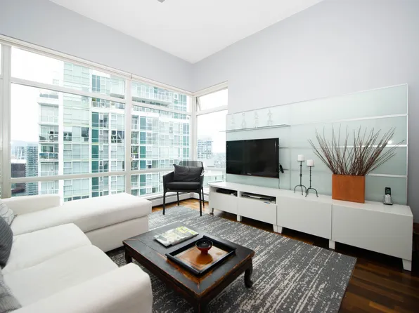 189 Aquarius Mews #3205, Vancouver, BC V6Z 2Y5