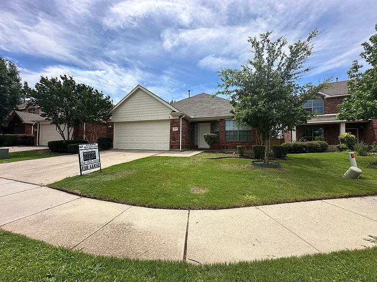 4717 Worchester Ln — Photo 1