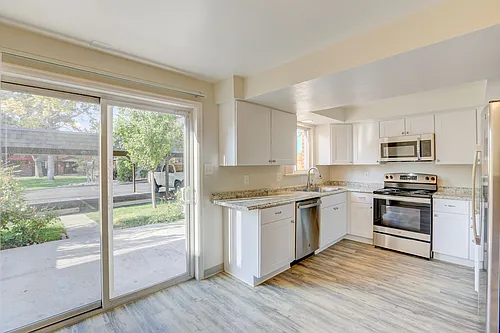 Applewood Crest Townhomes & Apartments Photo 1