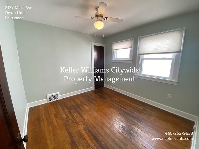 3 bedroom with a den 2 full bath up unit in Lakewood — Photo 6
