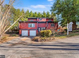 7512 Rolling Rd, Springfield, VA 22153