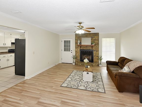 4th image of 393 Oak Hill Dr