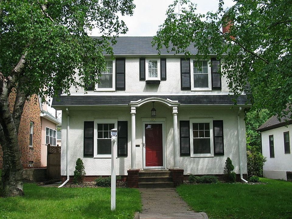 CLASSIC 2-STORY WALK TO NOKOMIS