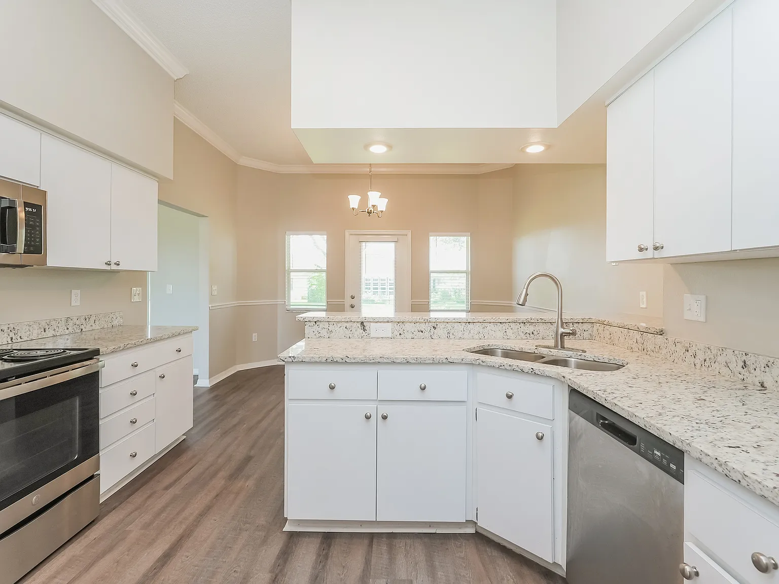 3 bed, 2052 sqft, $1,949 — Photo 4