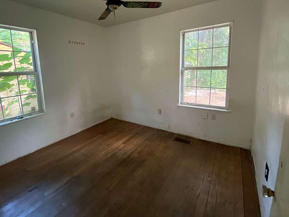 5th image of 623 NE Lake Dr
