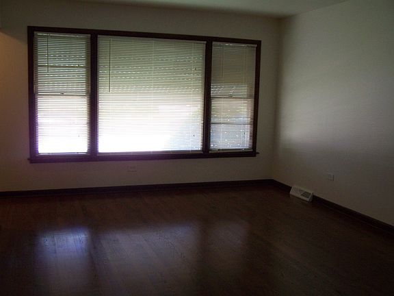 5th image of 379 Crandon Ave