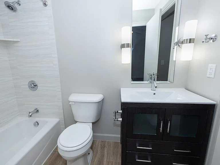 E14 Apartments — Photo 32