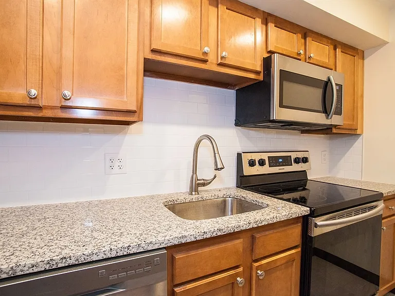 146 Commercial St #4 — Photo 6