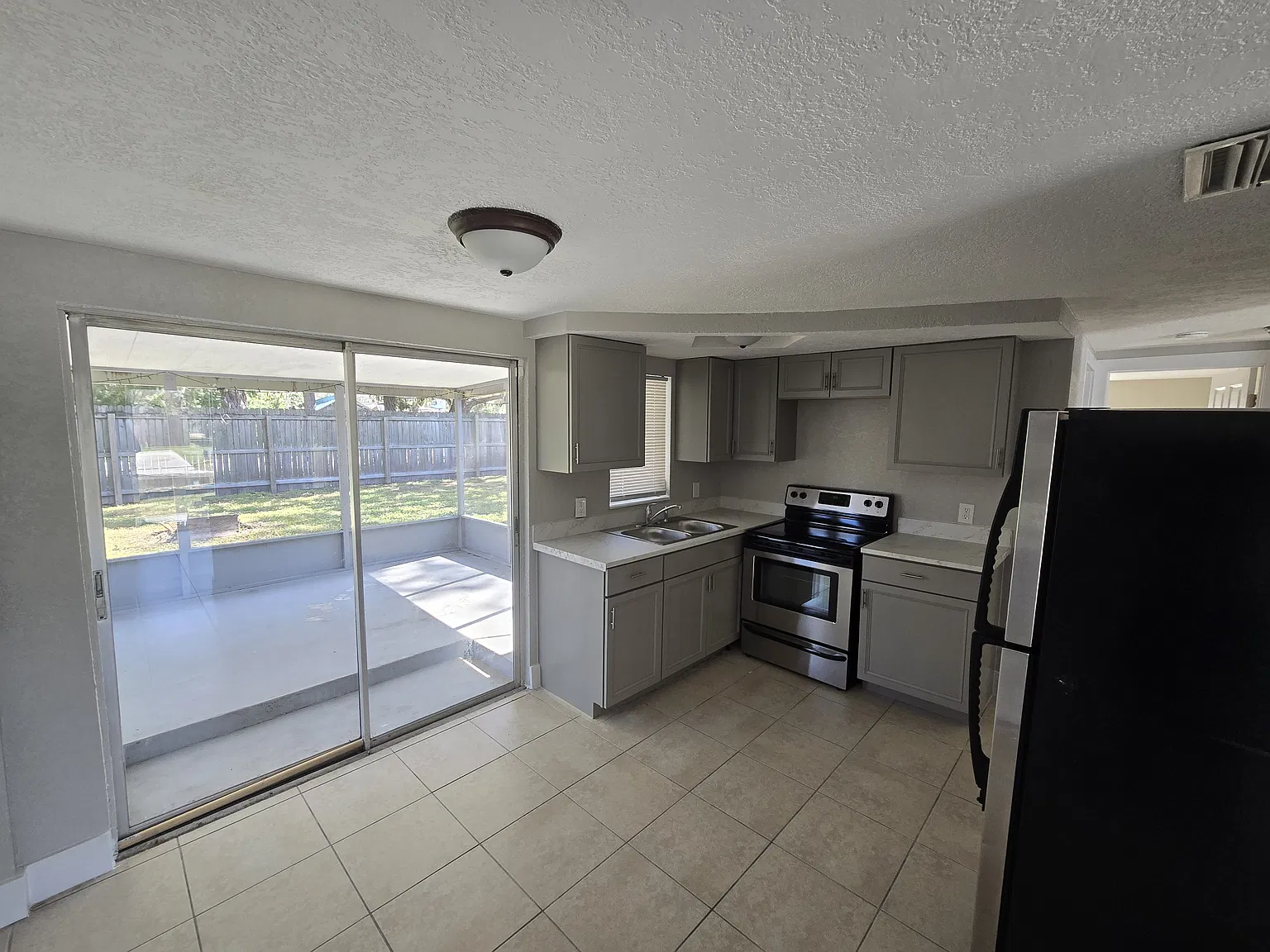 2 bed, 1000 sqft, $1,350 — Photo 2