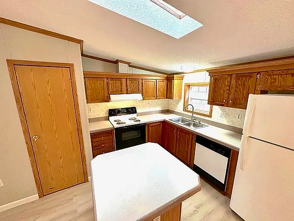 4th image of 33 Briar Ln