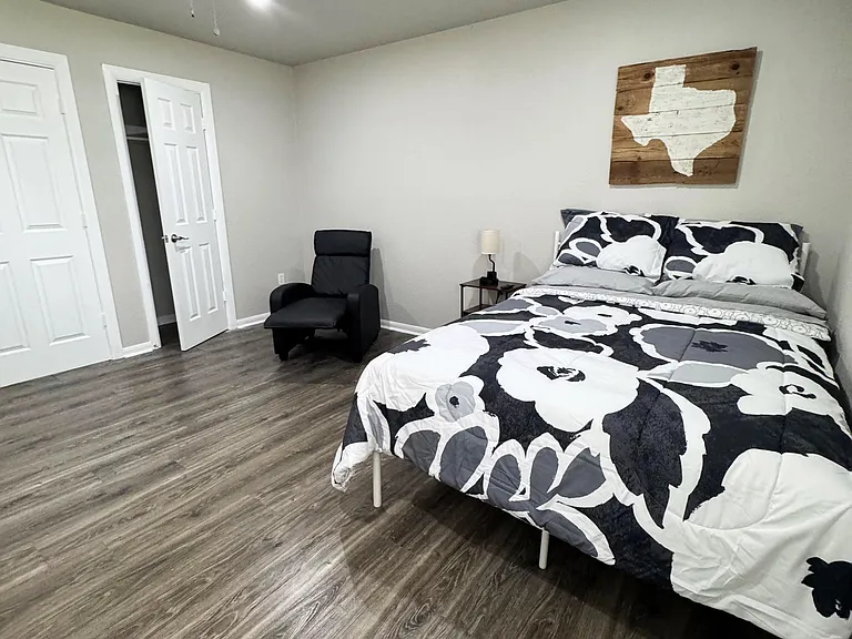Oak Leaf Ln — Photo 1