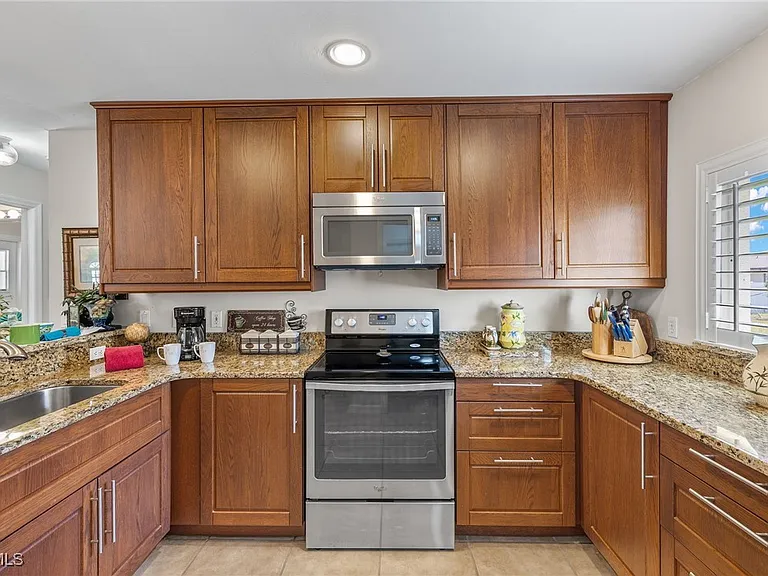 2305 SW 19th Pl — Photo 18