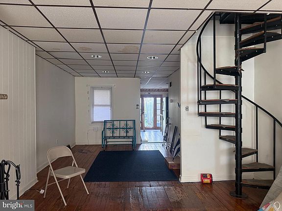 4th image of 2328 E Hagert St