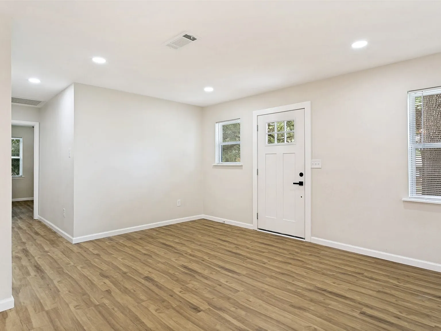 3 bed, 2.0 bath, 1309 sqft, $2,250 — Photo 3