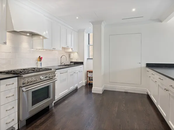 910 Park Avenue image 4 of 14