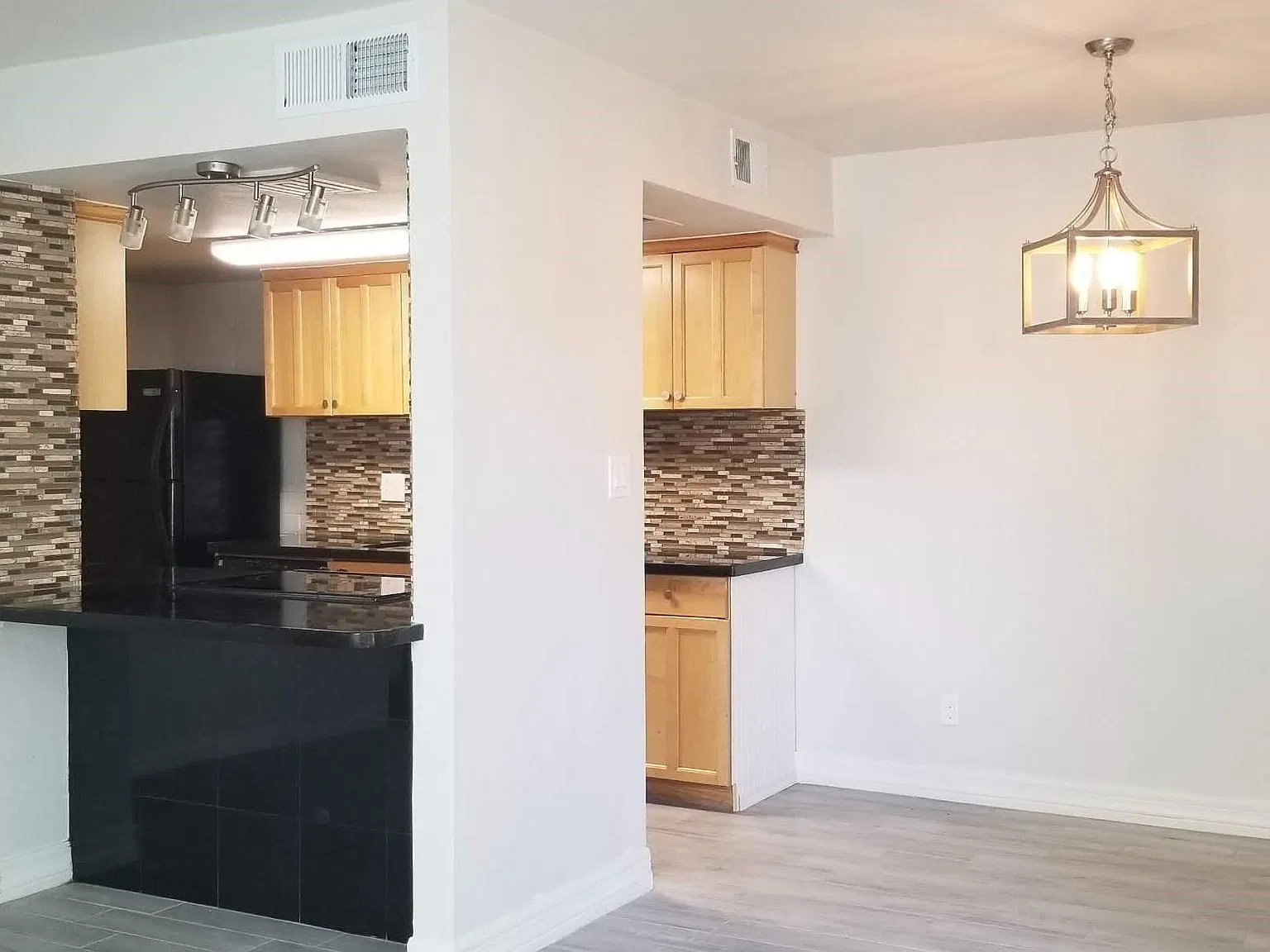 3 bed, 1.0 bath, 991 sqft, $1,845 — Photo 2