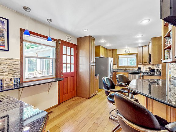 5th image of 490 S Lyman Ave