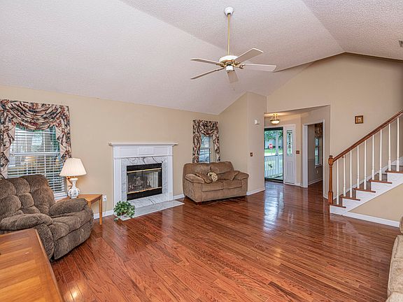 3rd image of 400 Black Oak Blvd