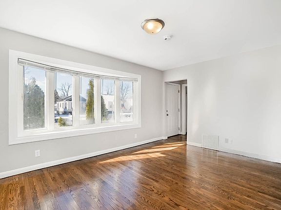 4th image of 2943 Kenwood St