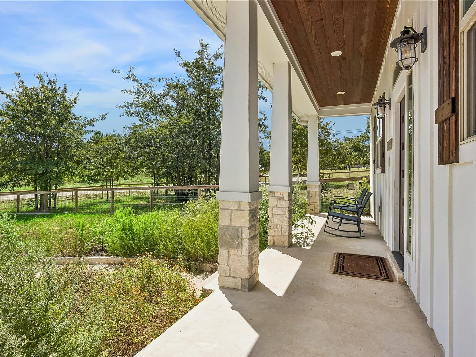 3 bed, 3.5 bath, 2220 sqft, $3,500 — Photo 3