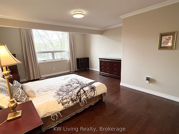 5th image of 28 Parkinson Rd E