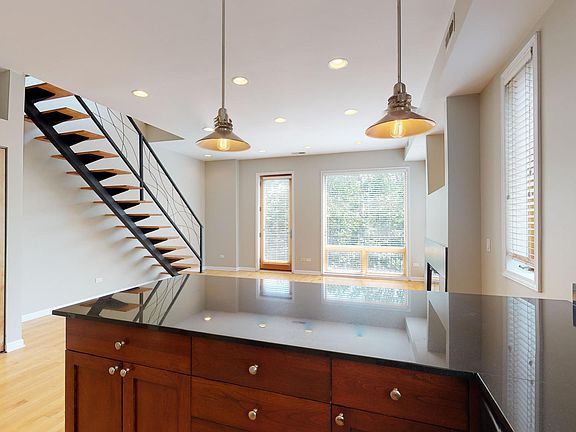 4th image of 900 N Wood St #3S