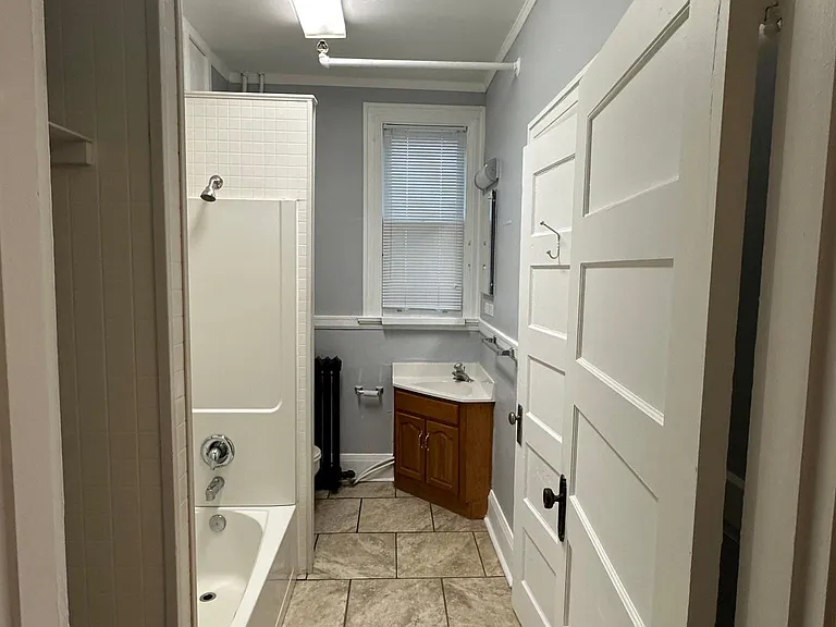607 E 5th St #4 — Photo 7