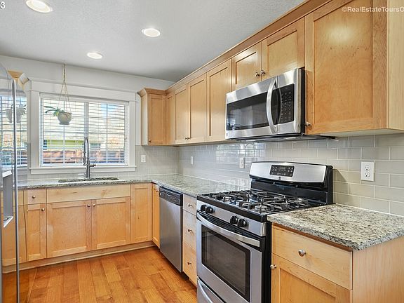 4th image of 8778 NE Siskiyou St