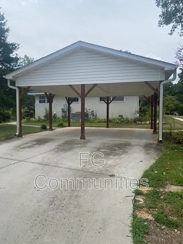 3 bed, 2.0 bath, 1985 sqft, $2,695 — Photo 2