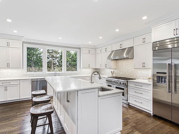 4th image of 19 Knollwood Dr