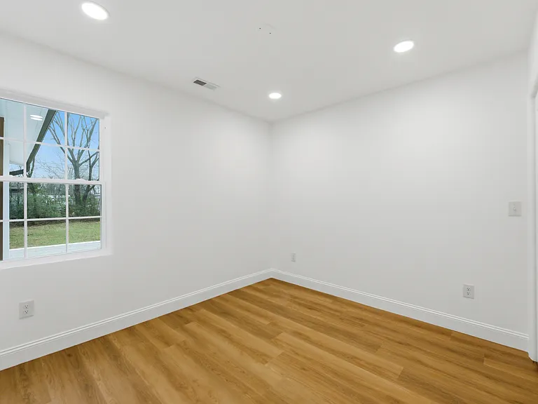 523 Biltmore St — Photo 15
