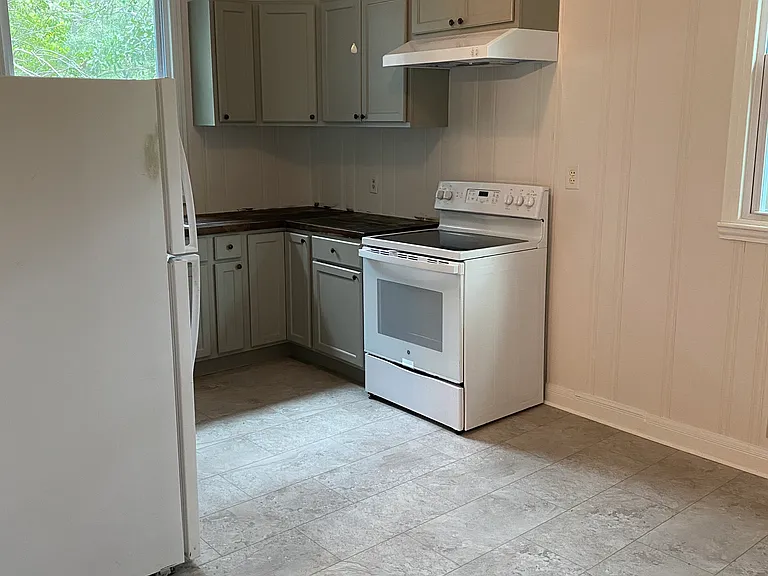 229 Grandview Dr — Photo 2