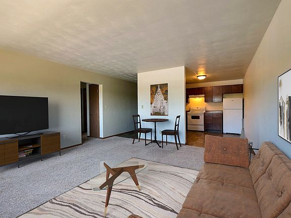 Fargo, ND Spring Apartments | Living