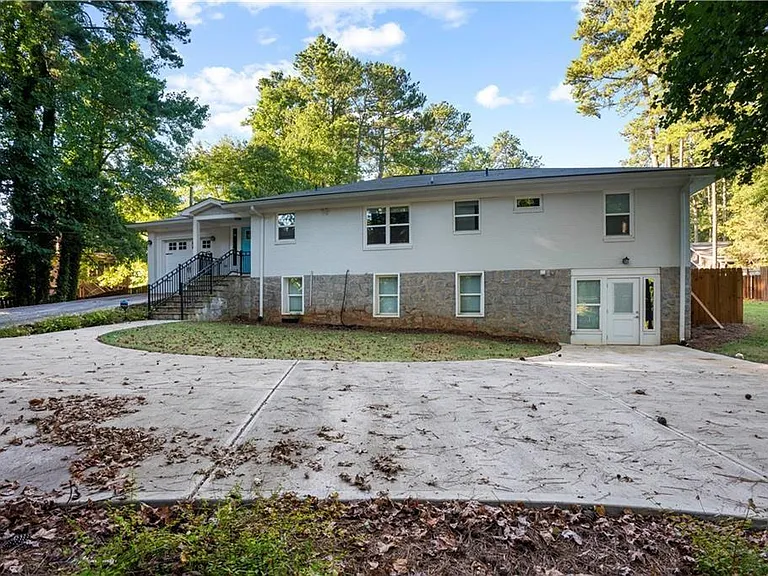 1841 Gainsborough Dr — Photo 2