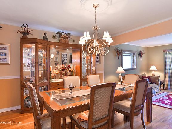 4th image of 79 Essex Ct
