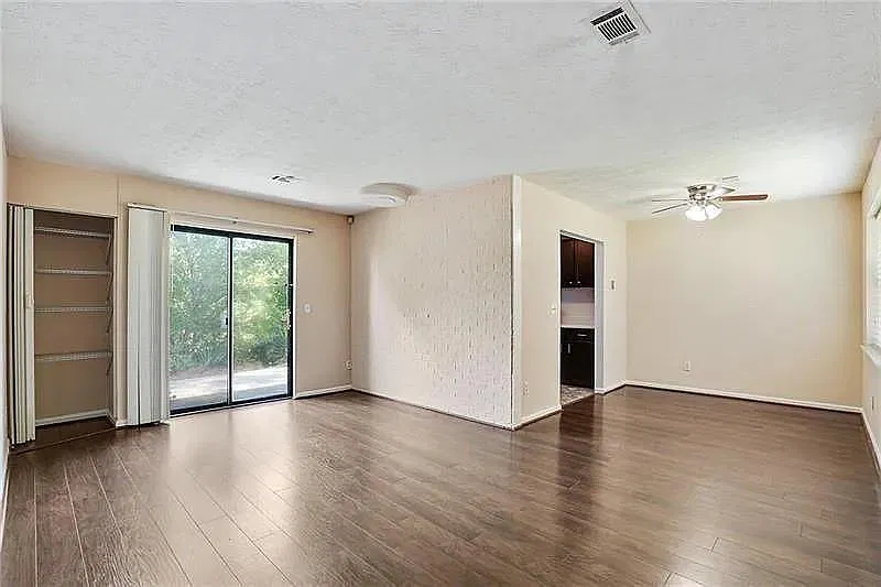 2 bed, 2.0 bath, 1026 sqft, $1,400 — Photo 2