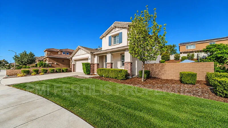 4 bed, 3.0 bath, 2690 sqft, $3,600 — Photo 2