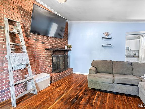 4th image of 604 Maple St