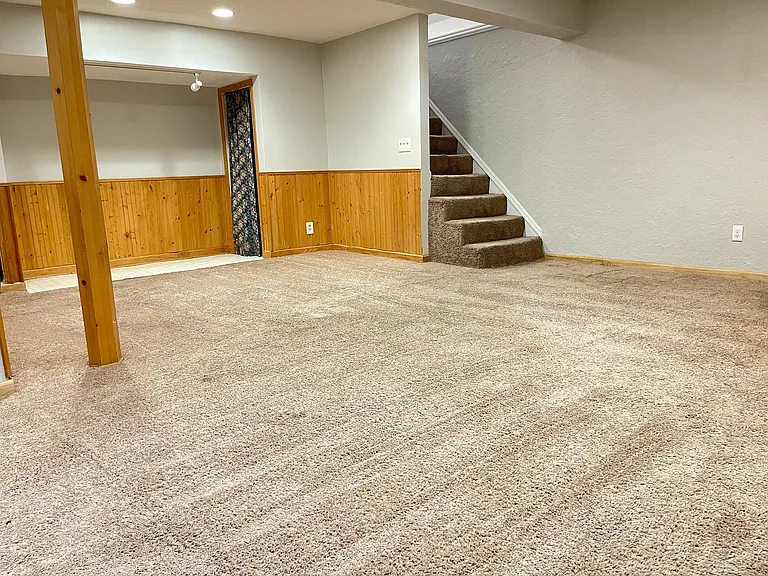 10909 Leavenworth St — Photo 28