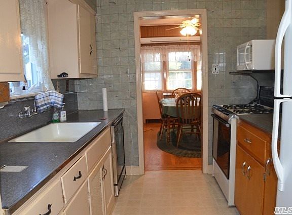 3rd image of 15 Oak St