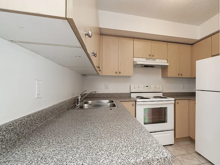 333 Sidney Belsey Cres — Photo 36