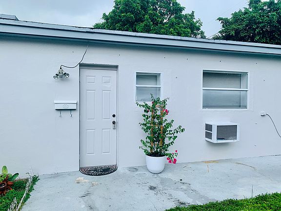 3rd image of 325 NE 108th St #2