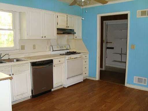 5th image of 1586 Village Dr