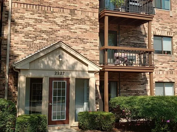 2227 W Nichols Rd #E, Arlington Heights, IL 60004