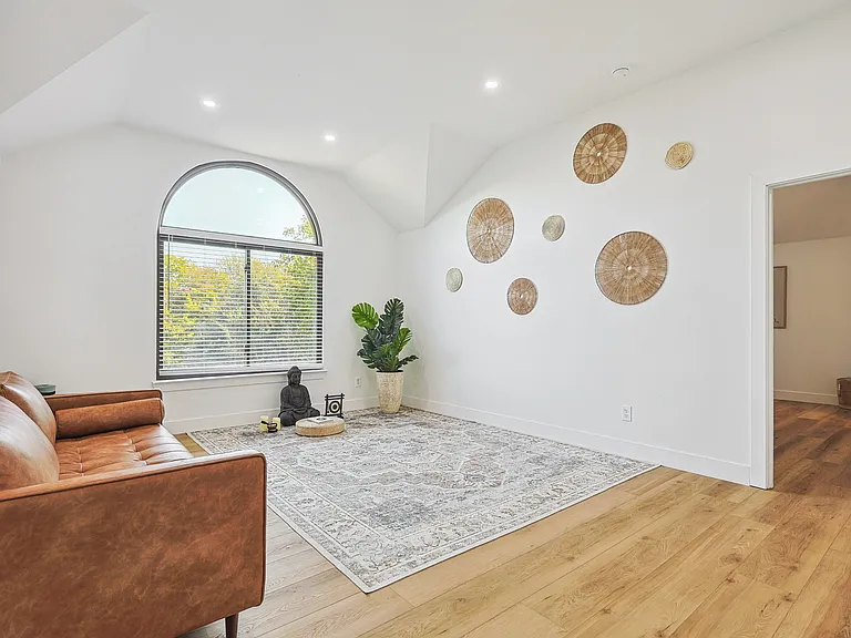 1088 Pondview Dr — Photo 36
