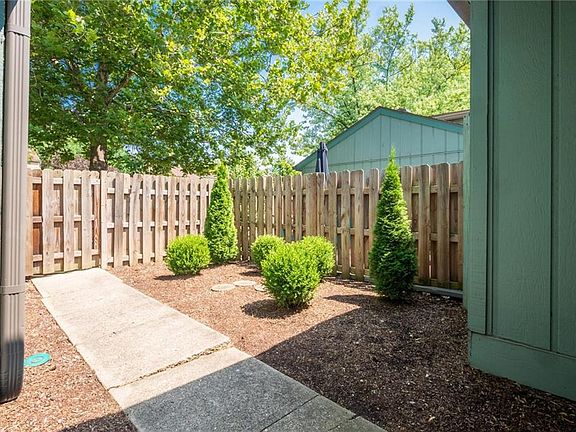 4th image of 646 Cobblestone Rd #12-B4